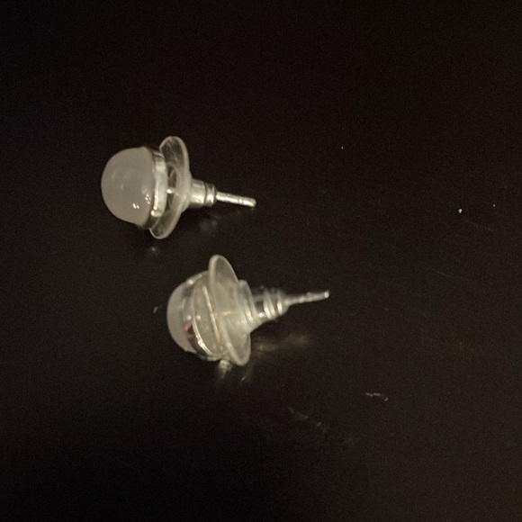 White and silver earrings - Picture 2 of 3